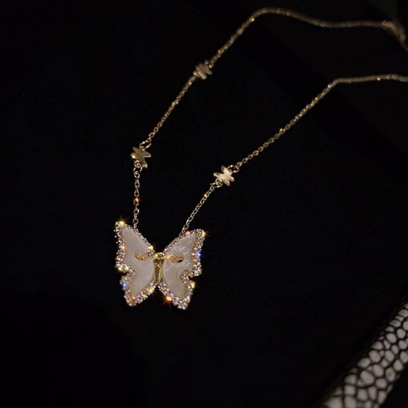 *NEW Yellow Gold Diamond Shell Butterfly Necklace - Picture 9 of 10